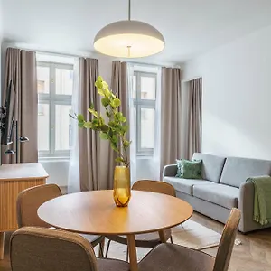 Limehome Halkova Aparthotel Praga